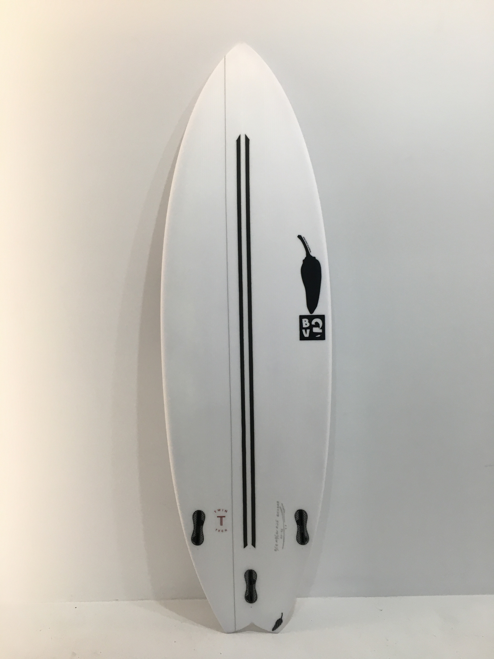 CHILLI チリ BV2 TWIN TECH EPS 5'6\" 27L Chilli BV2 'Black Vulture 2' Twin Tech Surfboard – Sanbah
